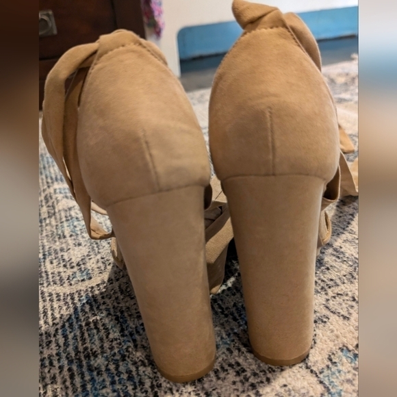 Lulu's Nude Platform Heel with criss cross ribbons size 7 - Picture 9 of 9